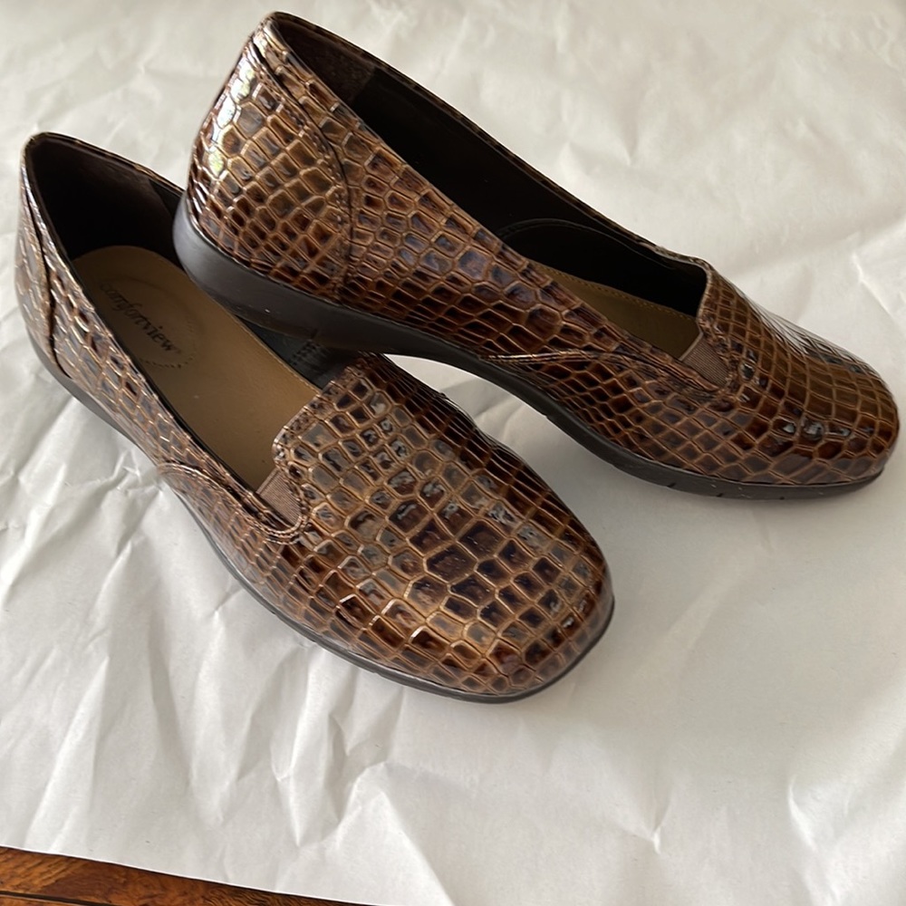 Comfortview brown flats slip on loafer shoes NWT 8 WIDE style leisa 55720